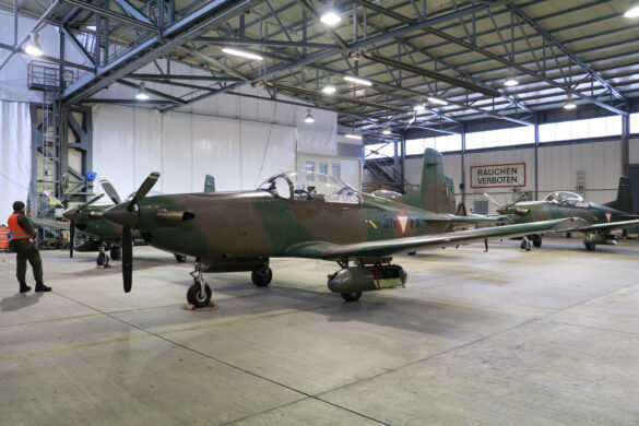 Die PC-7 sind mit 12,7mm Maschinengewehren M3P Browning in HMP-250 Pods bewaffnet © Bundesheer