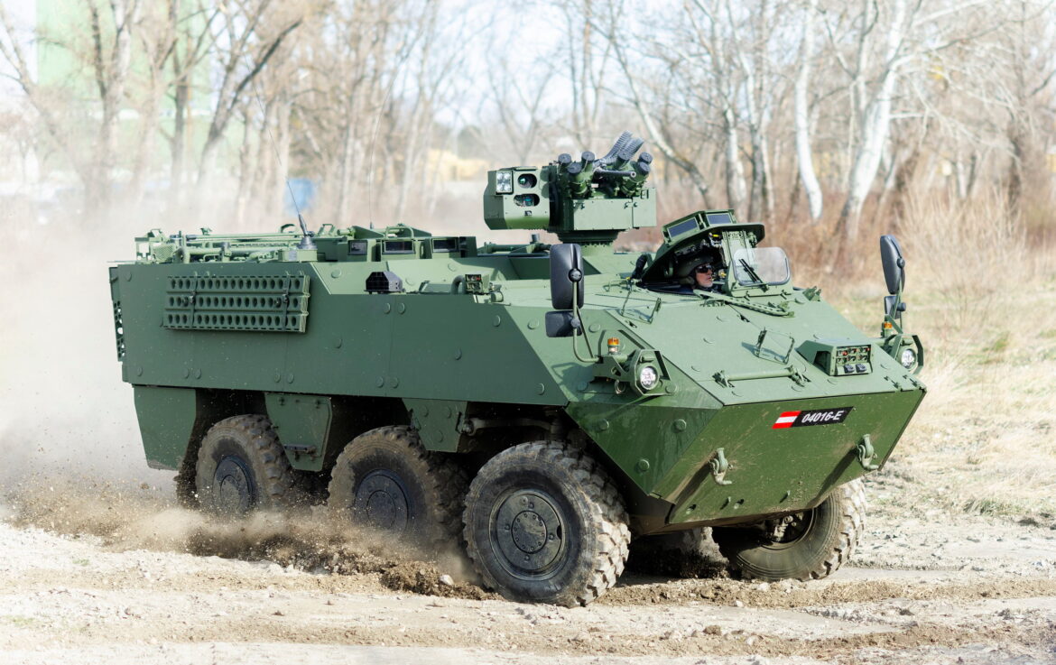 Probefahrt mit dem PANDUR Evolution 6x6 im Zuge der Vertragsunterzeichnung © BKA/A. Wenzel
