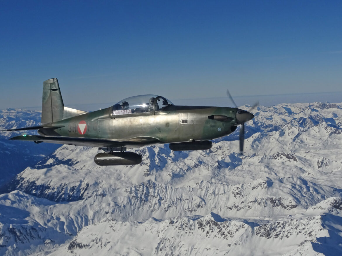 Pilatus PC-7 Turbo Trainer mit Kanonenpods © Bundesheer