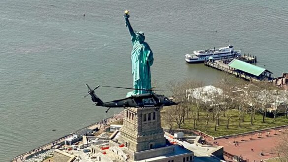 Sikorsky S-70A-42 Black Hawk des Bundesheeres über New York