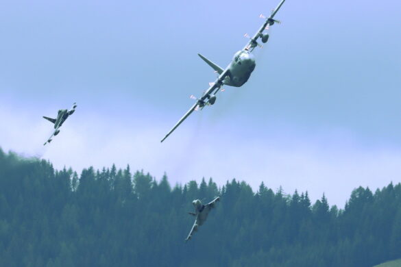 Abfang-Demo des Bundesheeres: Lockheed C-130K Hercules und Eurofighter Typhoon © Doppeladler.com