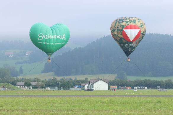 Rechts: Polaris (OE-SBH) - der neu angemietete Werbeballon des ÖBH © Doppeladler.com