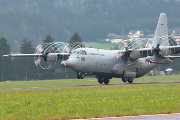 Lockheed C-130K Hercules beim Start im Regen © Doppeladler.com