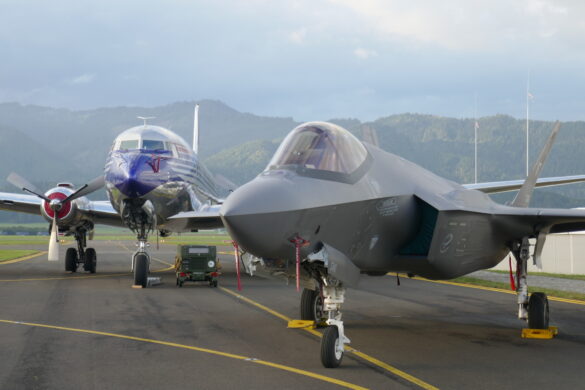 Lockheed Martin F-35A Lightning II mit Douglas DC-6B © Doppeladler.com