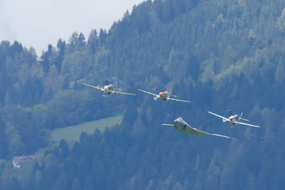Heritage Flight: Horsemen Flight Team P-51 Mustang & F-35A der US Air Force © Doppeladler.com