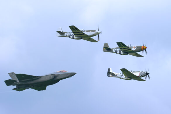 Heritage Flight: Horsemen Flight Team P-51 Mustang & F-35A der US Air Force © Doppeladler.com