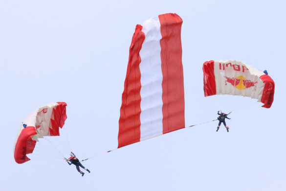 Fallschirmspringer - Fahnensprung © Doppeladler.com