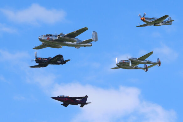 Flying Bulls Formation © Doppeladler.com