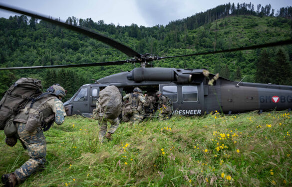 6M-BG nach dem Umbau für das neue Selbstschutzsystem - keine "Beule", stattdessen Montagepunkte für Chaff/Flare Dispenser vor der Kennung © Bundesheer