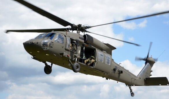 UH-60M der US Army - beachte die nach oben gerichteten Triebwerksauslässe sowie das Selbstschutzsystem © Sikorsky