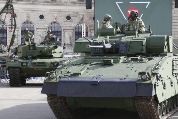 Modernisiert: Schützenpanzer ULAN NV und Kampfpanzer LEOPARD 2A4 AT © Doppeladler.com